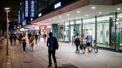 Stuttgarter Königstraße bei Nacht: In der Fußgängerzone wurde laut Polizei eine Frau vergewaltigt.  (Foto: dpa Bildfunk, picture alliance/dpa | Christoph Schmidt)