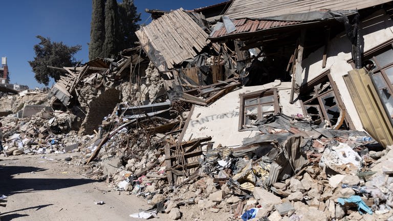 In der Altstadt von Antakya liegen die Trümmer einiger vollkommen zerstörten Häuser. Bei den Erdbeben im Februar stürzten sie ein. (Foto: dpa Bildfunk, picture alliance/dpa | Bradley Secker)