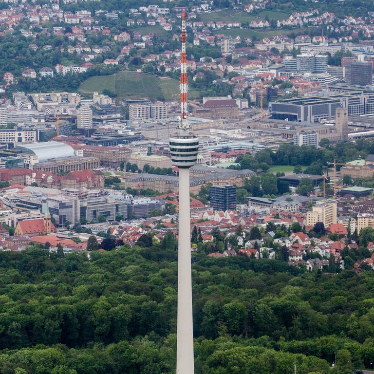 Blick auf den Fernsehturm und die Innenstadt von Stuttgart  (Foto: picture-alliance / Reportdienste, dpa Bildfunk, Christoph Schmidt)