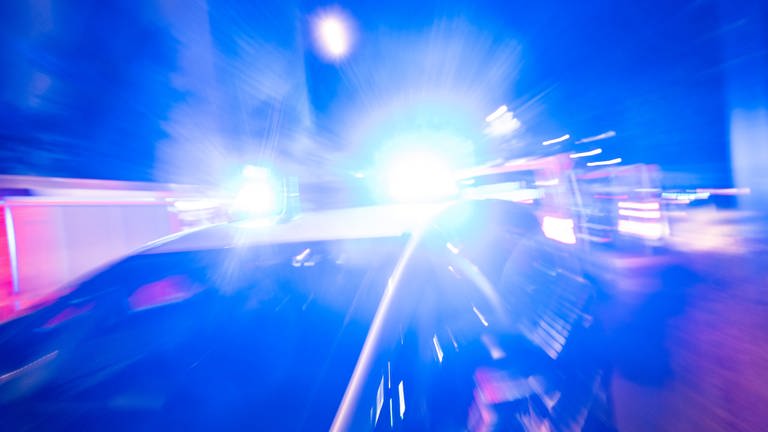 Symbolbild: Polizeieinsatz mit Blaulicht in der Nacht.  (Foto: dpa Bildfunk, picture alliance/dpa | Christophe Gateau)