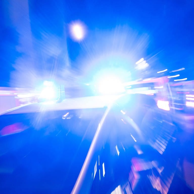 Symbolbild: Polizeieinsatz mit Blaulicht in der Nacht.  (Foto: dpa Bildfunk, picture alliance/dpa | Christophe Gateau)