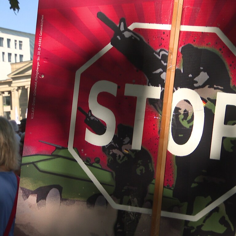 Rund 500 Demonstranten auf den Schlossplatz in Stuttgart forderten ein Ende der Militärhilfen füür die Ukraine und einen sofortigen Waffenstillstand. (Foto: SWR)