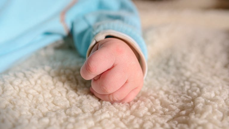 Kurz nach der Geburt: Zu sehen ist die Hand eines Babys. (Foto: IMAGO, IMAGO / Panthermedia)