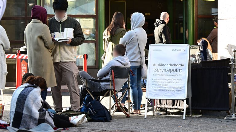 Menschen "campen" vor der Stuttgarter Ausländerbehörde (Foto: dpa Bildfunk, picture alliance/dpa | Bernd Weißbrod)
