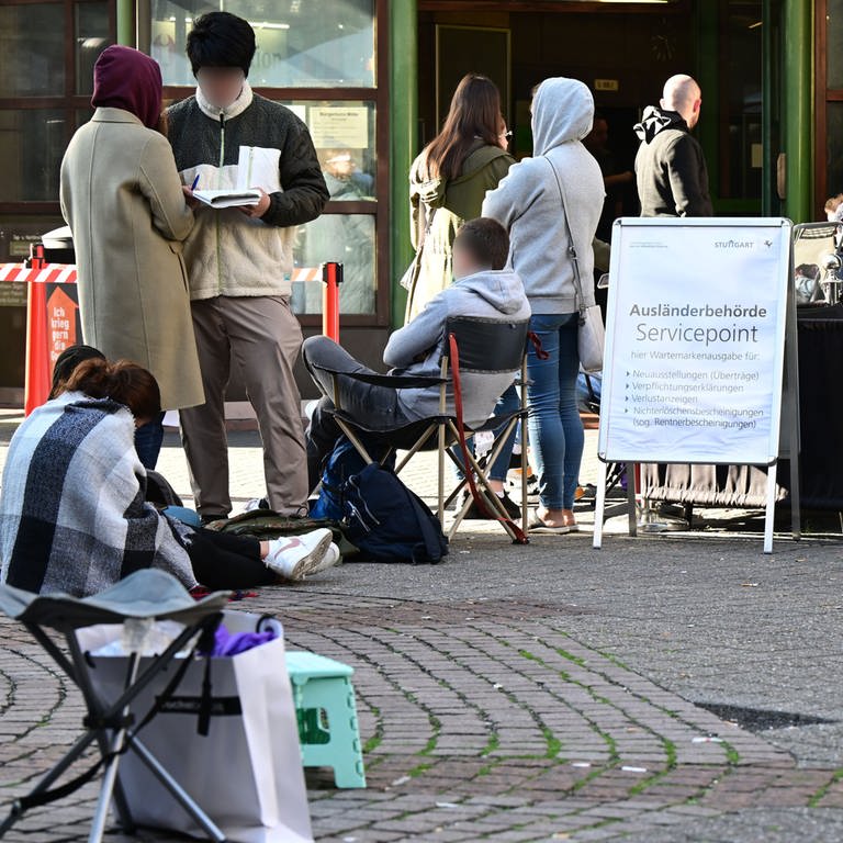 Menschen "campen" vor der Stuttgarter Ausländerbehörde (Foto: dpa Bildfunk, picture alliance/dpa | Bernd Weißbrod)