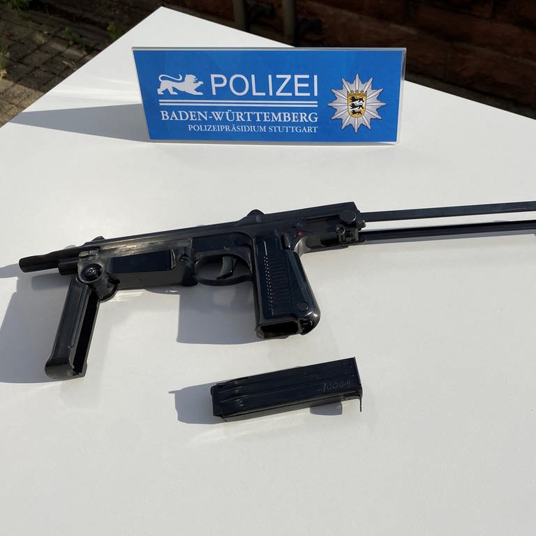 Weil er diese Maschinenpistole - eine polnische Kriegswaffe aus den 1970-er Jahren - illegal bessesen und geladen mit sich getragen hat, ist ein 21-Jähriger vom Amtsgericht Stuttgart verurteilt worden. Hintergrund ist die Schuss-Serie in der Region Stuttgart. (Foto: SWR, Lukas Föhr)
