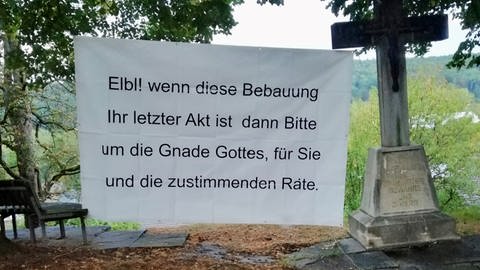 Transparent an Aussichtsplattform mit Drohung an Bürgeremister Elbl von Wernau am Neckar. (Foto: Stadt Wernau am Neckar)