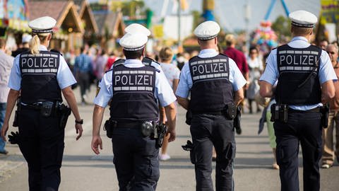 Cannstatter Volksfest: Beamte der Polizei laufen auf dem Wasen Streife (Symbolbild). (Foto: dpa Bildfunk, picture alliance / dpa | Christoph Schmidt)