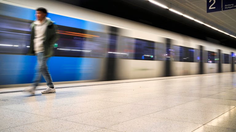 Einfahrende S-Bahn in Stuttgart: Dort auf der Stammstrecke gab es einen Oberleitungsschaden. Es kam zu Verspätungen und Zugausfällen. (Foto: IMAGO, imageBROKER/MichaelxWeber)
