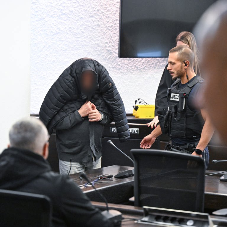 Angeklagter im Landgericht Stuttgart bei der Urteilsverkündung (Foto: dpa Bildfunk, picture alliance/dpa | Bernd Weißbrod)