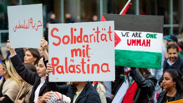 "Solidarität mit Palästina" steht auf dem Schild eines Teilnehmers einer Pro-Palästina-Kundgebung in der Stuttgarter Innenstadt. Nach dem Terrorangriff der Hamas auf Israel vom 7. Oktober kam es auch an diesem Wochenende deutschlandweit zu zahlreichen Reaktionen. (Foto: dpa Bildfunk, picture alliance/dpa | Christoph Schmidt)