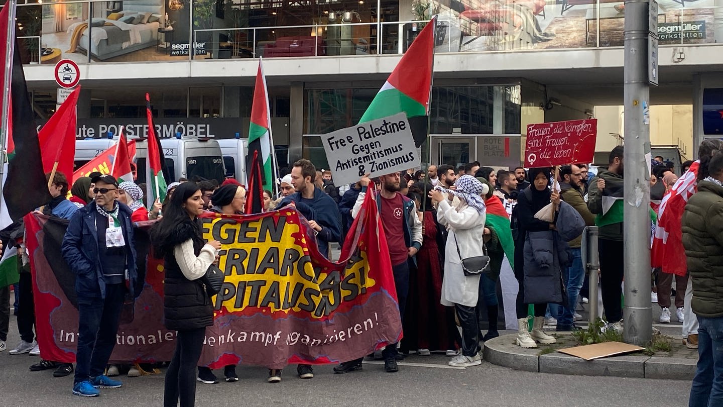 Am Samstag haben in Stuttgart hunderte Menschen gegen den Krieg in Nahost und das Vorgehen Israels demonstriert. (Foto: SWR, Diana Hörger)