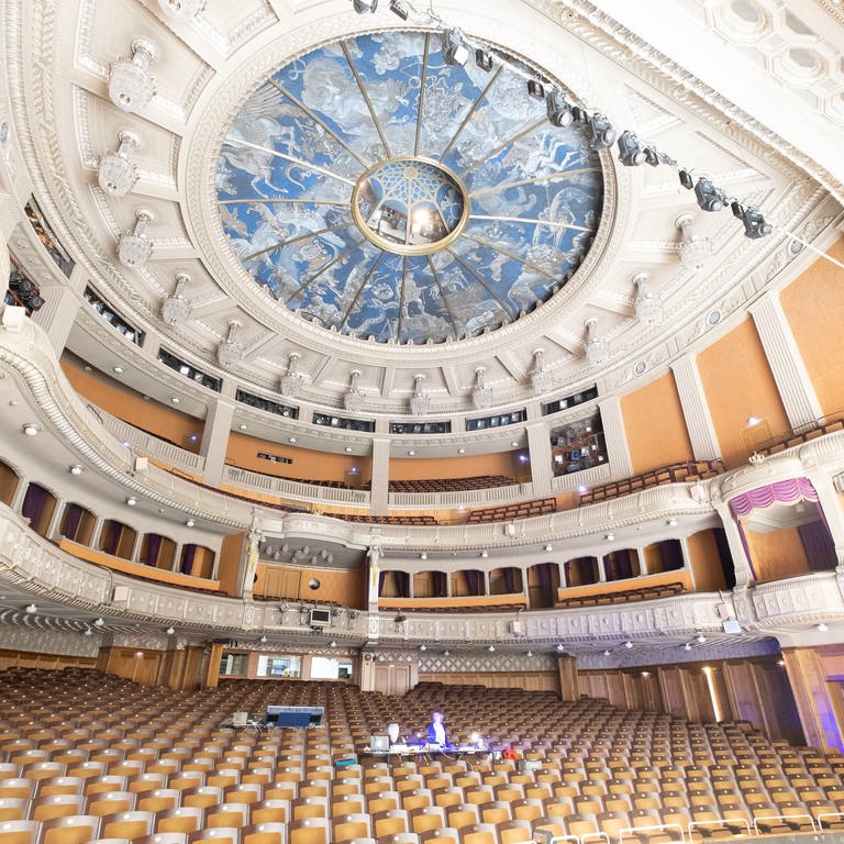 Blick in den Zuschauerraum der Oper Stuttgart (Foto: dpa Bildfunk, picture alliance/Bernd Weißbrod/dpa)