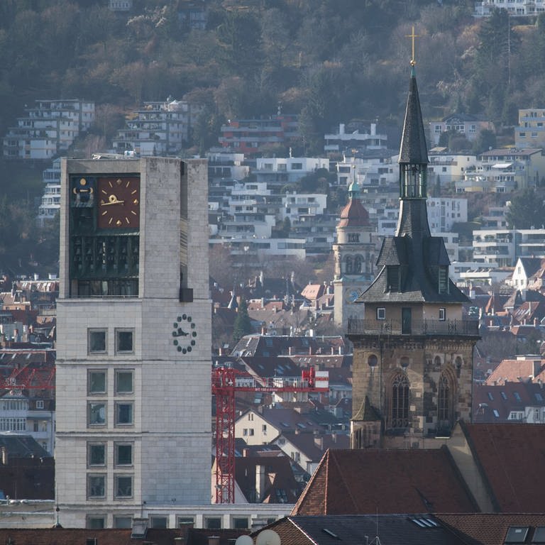 Der Rathausturm und die zwei Kirchtürme der Stiftskirche in Stuttgart (Archivbild) (Foto: dpa Bildfunk, dpa | Marijan Murat)