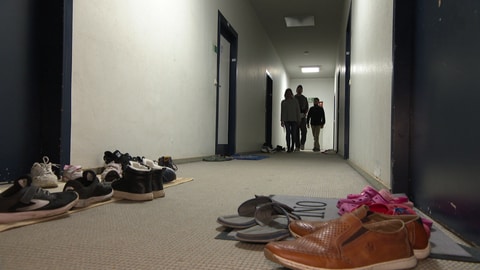 Schuhe auf den Korridoren der Flüchtlingsunterkunft in Fellbach (Foto: SWR)