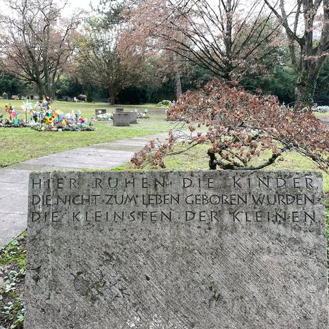 Eine Steintafel auf dem Stuttgarter Pragfriedhof kennzeichnet die Grabstätte für sogenannte Sternenkinder (Foto: SWR, Matthias Roman Schneider)