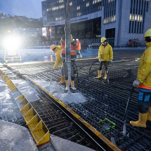 In den frühen Morgenstunden wurde am Dienstag das Dach des Rohbaus fertig betoniert. (Foto: dpa Bildfunk, picture alliance/dpa | Bernd Weißbrod)