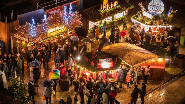 Besucher laufen über den Stuttgarter Weihnachtsmarkt. (Foto: dpa Bildfunk, picture alliance/dpa | Christoph Schmidt)