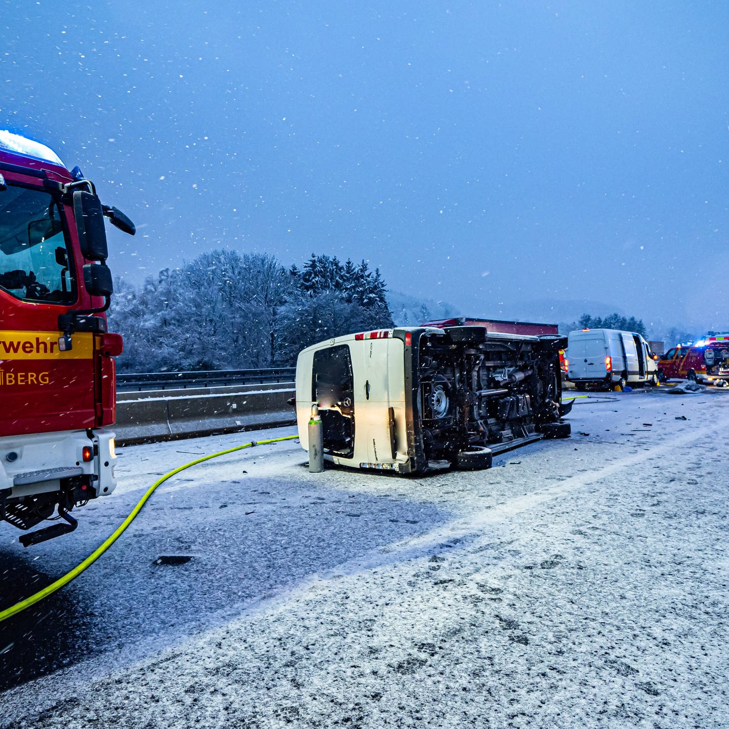 Schnee und Glatteis in BW: Schwere Unfälle und ausgefallene Züge
