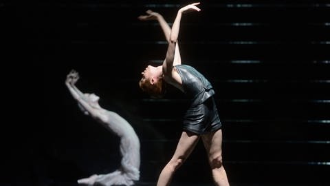 Die Balletttänzerin Elisa Badenes in einer modernen Choreographie. (Foto: dpa Bildfunk, Bernd Weißbrod/dpa)