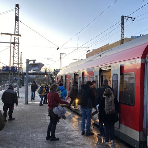 Eine S-Bahn hält und Fahrgäste steigen ein. (Foto: SWR, Philipp Pfäfflin)