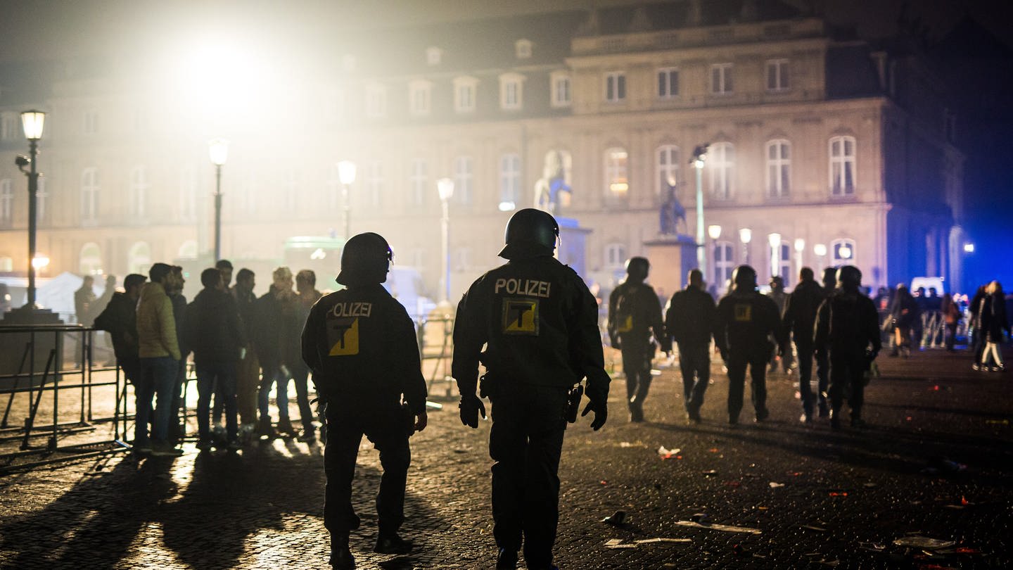 Polizeibeamte gehen in der Silvesternacht über den Stuttgarter Schlossplatz. (Foto: dpa Bildfunk, picture alliance/dpa | Christoph Schmidt)