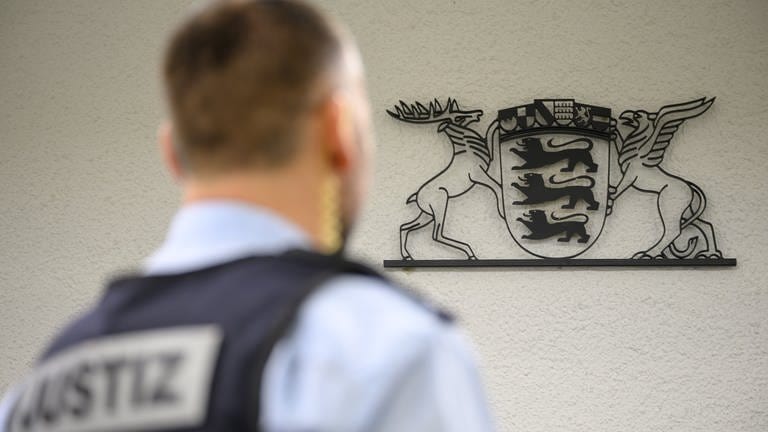 Landgericht Stuttgart: Symbolbild mit Gerichtsangestelltem: Prozess wegen Totschlag und Vergewaltigung (Foto: dpa Bildfunk, picture alliance/dpa | Sebastian Gollnow)