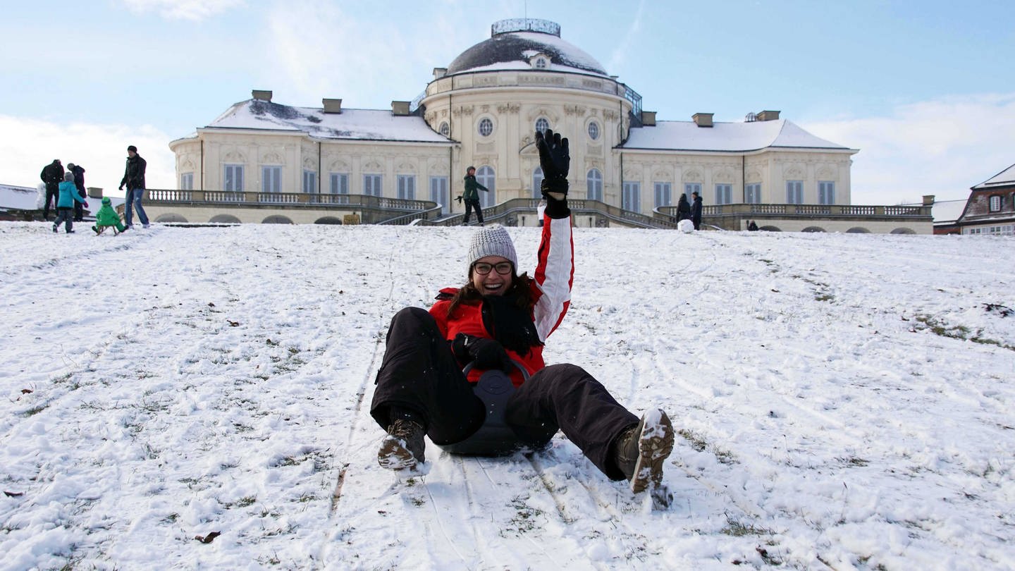 Eine junge Frau fährt am Schloss Solitude Schlitten. (Foto: dpa Bildfunk, Picture Alliance)