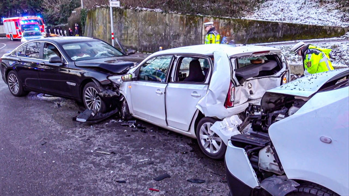 Das Auto einer 63-Jährigen ist bei einem Verkehrsunfall von zwei anderen Fahrzeugen von vorne und hinten eingeklemmt worden. Die Frau starb. (Foto: 7aktuell)