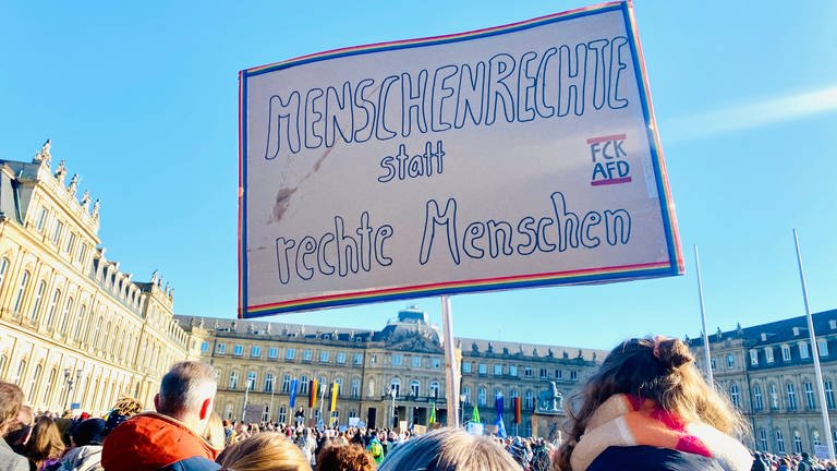 Mehrere Tausend sammelten sich erneut in Stuttgart auf dem Schlossplatz zum Protest. (Foto: SWR, Diana Hörger)