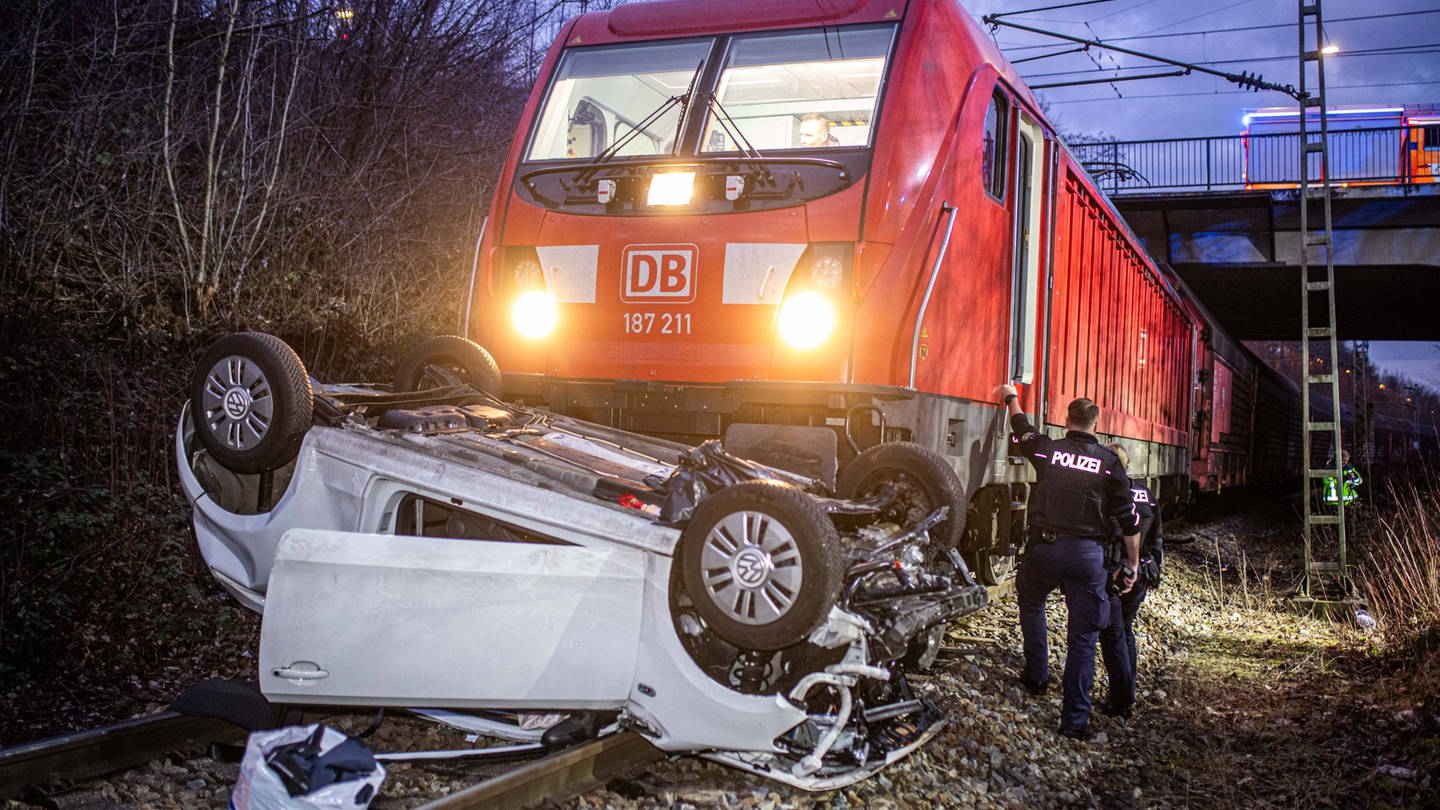 Ein Auto landete am Mittwoch in Stuttgart in den Gleisen und wurde von einem Güterzug erfasst. (Foto: 7aktuell.de | Simon Adomat)