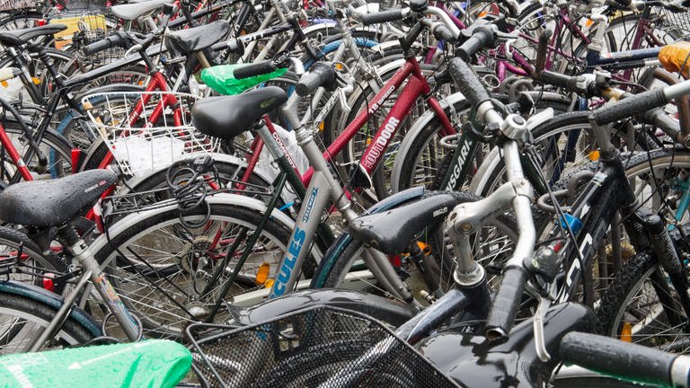 Etliche Fahrräder stehen auf einem Haufen. In Stuttgart werden 150 gefälschte Marken-Räder verschrottet. (Foto: dpa Bildfunk, picture alliance / dpa | Peter Kneffel)