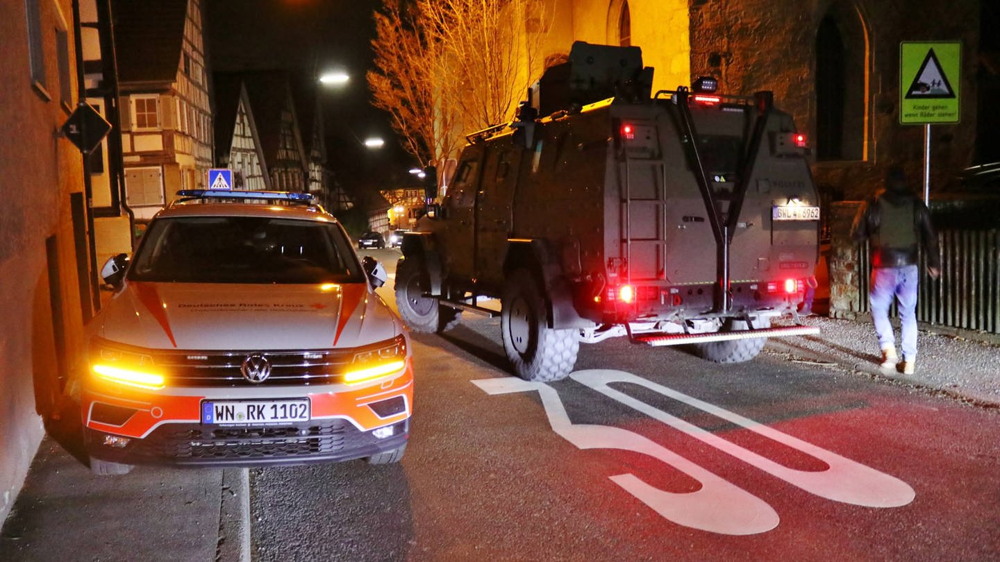 Einsatzfahrzeuge der Polizei bei einem Einsatz in Weinstadt im Rems-Murr-Kreis. (Foto: 7aktuell.de | Kevin Lermer)