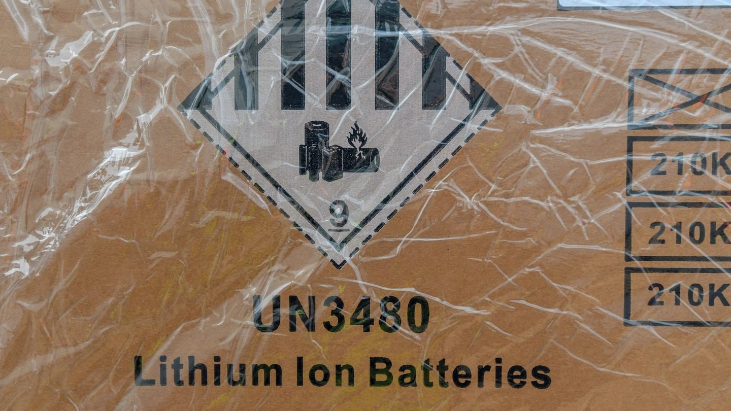 Lithium-Ionen-Batterien oder -Akkus können gefährliche Brände verursachen. (Foto: dpa Bildfunk, Picture Alliance)