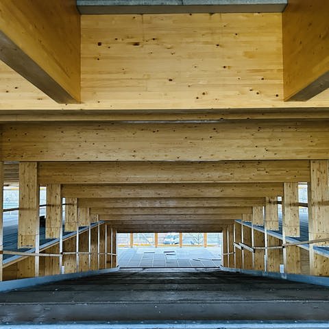 Ganz ohne Beton kommt das Holzparkhaus in Wendlingen nicht aus: Die Rampen, die die Etagen miteinander verbinden, sind aus Beton. Wenn Autos bremsen, ist dieses Material sicherer, so der Stadtbaumeister. (Foto: SWR, Katharina Kurtz)