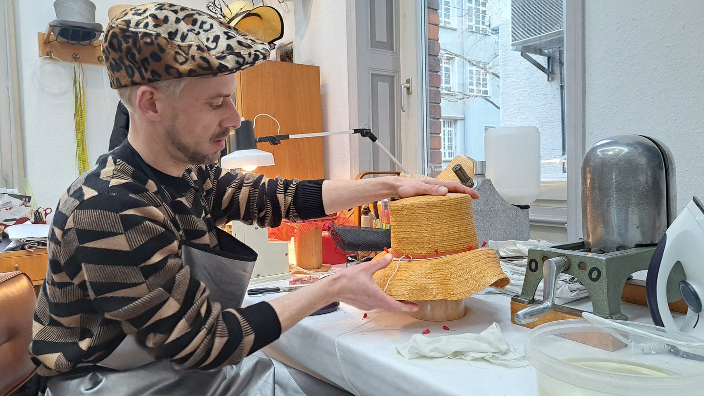 Hutmacher Michael Merten bei der Arbeit an einem Zylinder aus Florentiner Stroh in seinem Atelier in Bad Cannstatt. (Foto: SWR, Markus Frank)