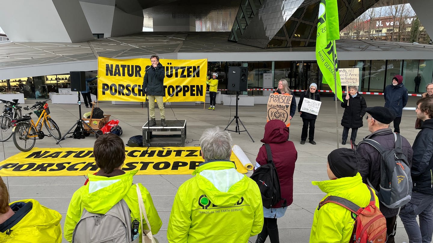 Naturschützerinnen und Naturschützer protestierten am Dienstag vor dem Porsche-Stammwerk in Zuffenhausen. (Foto: SWR)