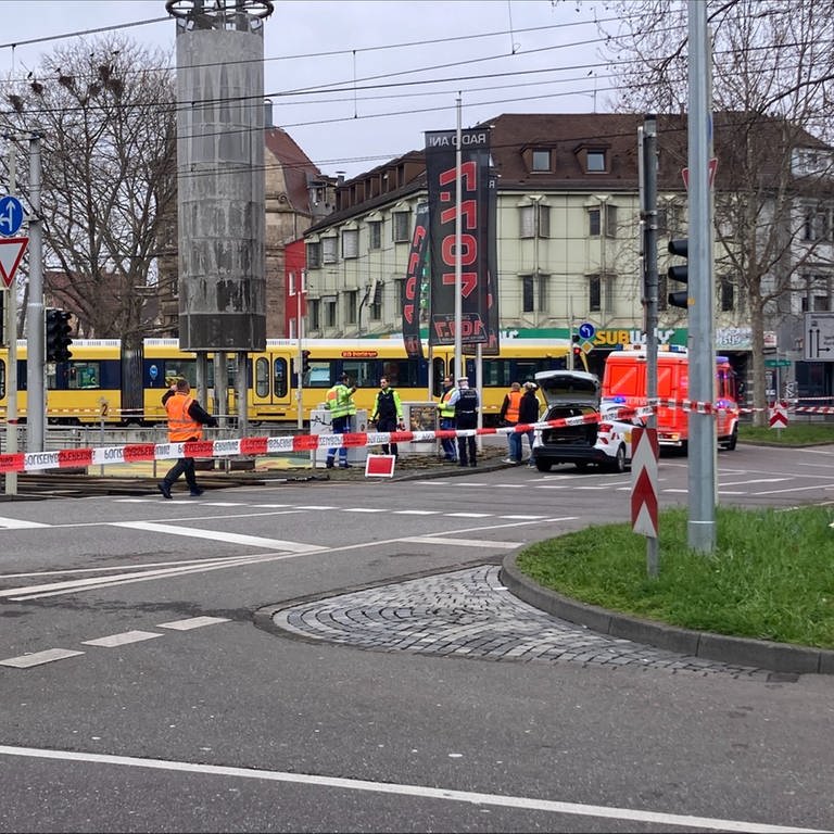 Der Wilhelmsplatz wurde großräumig abgesperrt, der Verkehr kam zum Erliegen. (Foto: SWR)