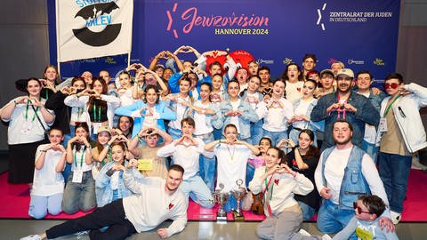 Siegerteam Jugendzentrum Halev aus Stuttgart beim Jewrovision 2024 in Hannover.