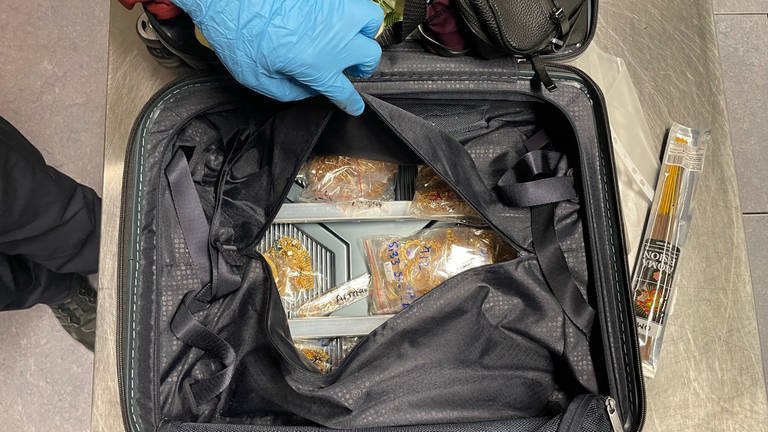 Im Innenfutter mehrere Koffer ist Goldschmuck im Wert von fast 200.000 Euro versteckt. Mitarbeitende des Flughafen Stuttgart haben die Schmuggelware aus dem Verkehr gezogen.