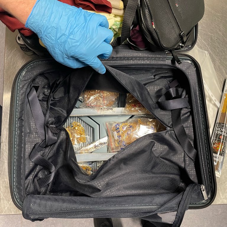 Im Innenfutter mehrere Koffer ist Goldschmuck im Wert von fast 200.000 Euro versteckt. Mitarbeitende des Flughafen Stuttgart haben die Schmuggelware aus dem Verkehr gezogen.