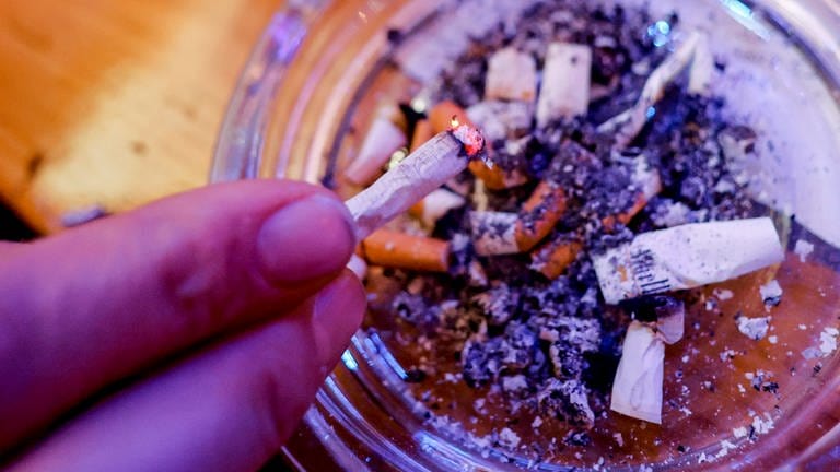 Ein voller Aschenbecher. In Deutschland können Gastwirte selbst entscheiden, ob in ihrer Raucherkneipe auch gekifft werden darf.