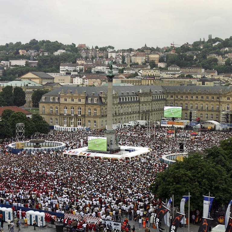 Public Viewing wie bei der EM 2008 soll auch 2024 wieder auf dem Schlossplatz möglich sein (Archivbild).