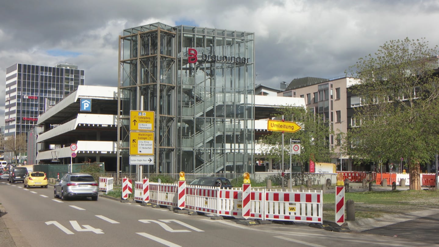 Seit kurzem hat das Breuninger Parkhaus mit seinen rund 650 Parkplätzen in Stuttgart geschlossen. Es wird abgerissen und neu gebaut. Damit fehlen für rund ein Jahr viele Parkplätze. Auch die Umleitung könnte für Ärger sorgen. (Foto: SWR)