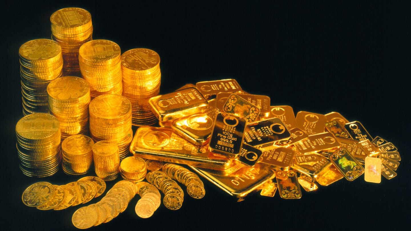 Glänzende Goldbarren und Goldmünzen auf schwarzem Untergrund (Foto: dpa Bildfunk, Bildnachweis: picture-alliance/ dpa | dpa)