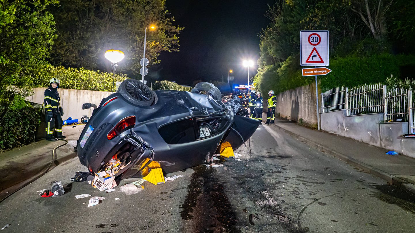 Ein VW Golf mit Totalschaden nach schwerem Unfall zwischen Asperg und Tamm (Foto: 7aktuell)