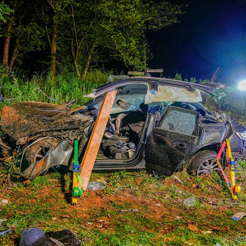 Zerstörtes Auto nach einem Unfall auf der B312 bei Aichtal. Der Wagen war in der Nacht auf Montag gegen einen Brückenpfeiler gerpallt. (Foto: 7aktuell)