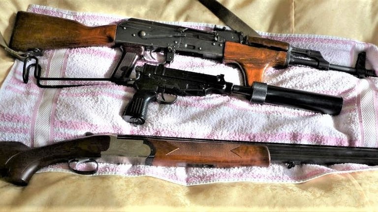 Eine Kalaschnikow, eine Maschinenpistole und eine Flinte liegen auf einem Handtuch.  (Foto: dpa Bildfunk, Zollfahndungsamt Stuttgart)