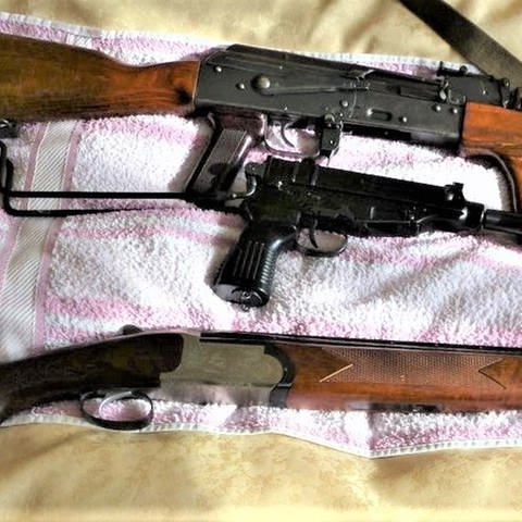 Eine Kalaschnikow, eine Maschinenpistole und eine Flinte liegen auf einem Handtuch.  (Foto: dpa Bildfunk, Zollfahndungsamt Stuttgart)