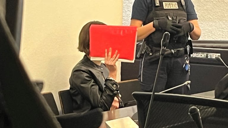 Am Landgericht Stuttgart hat heute der Prozess gegen eine 25-Jährige begonnen. Ihr wird vorgeworfen, mehrere Anschläge gegen das Rathaus in Fellbach und das Amtsgericht Waiblingen geplant zu haben. (Foto: SWR)
